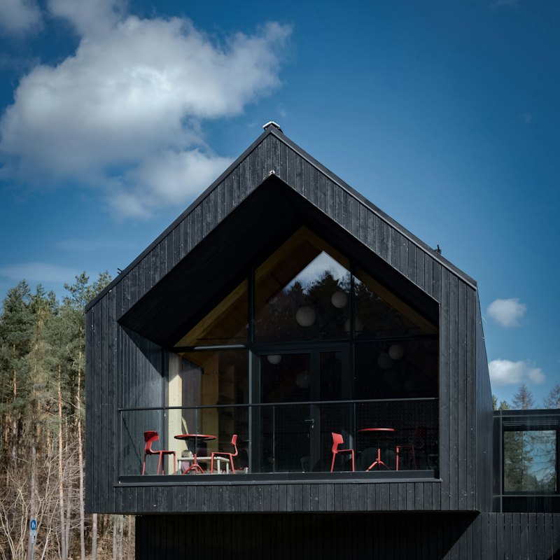 Maison contemporaine au revêtement vertical foncé