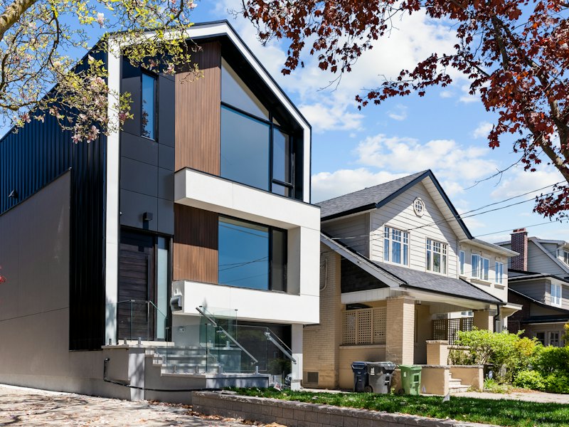 Revêtement d’acier vertical noir sur une maison contemporaine