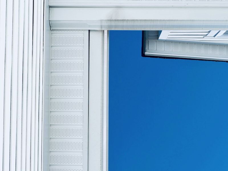 Revêtement d’aluminium horizontal posé sur une maison de banlieue à Laval