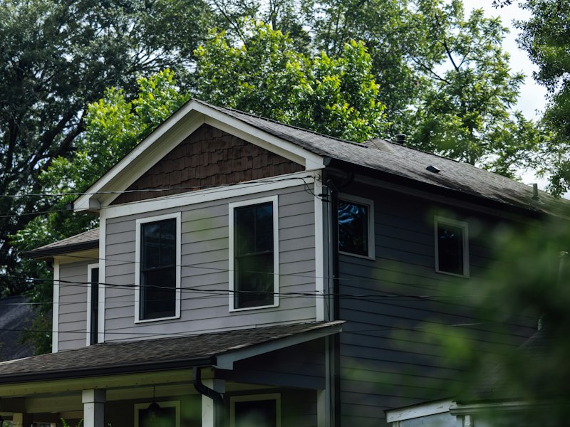 Revêtement de fibrociment gris sur une maison moderne